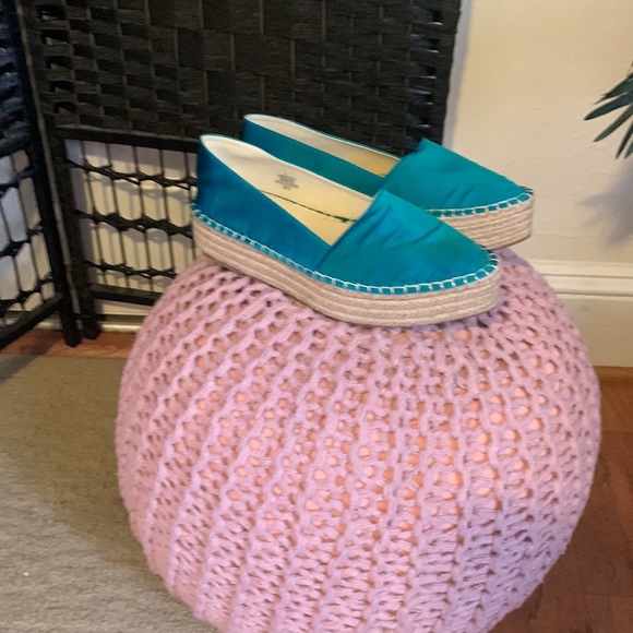 Size 8 teal & woven shoe - Picture 1 of 3